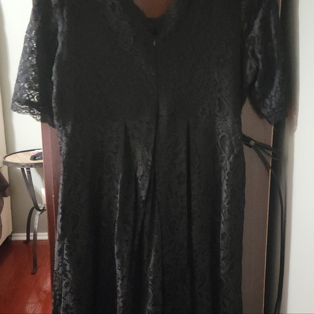 Maternity Dress - Picture 3 of 4